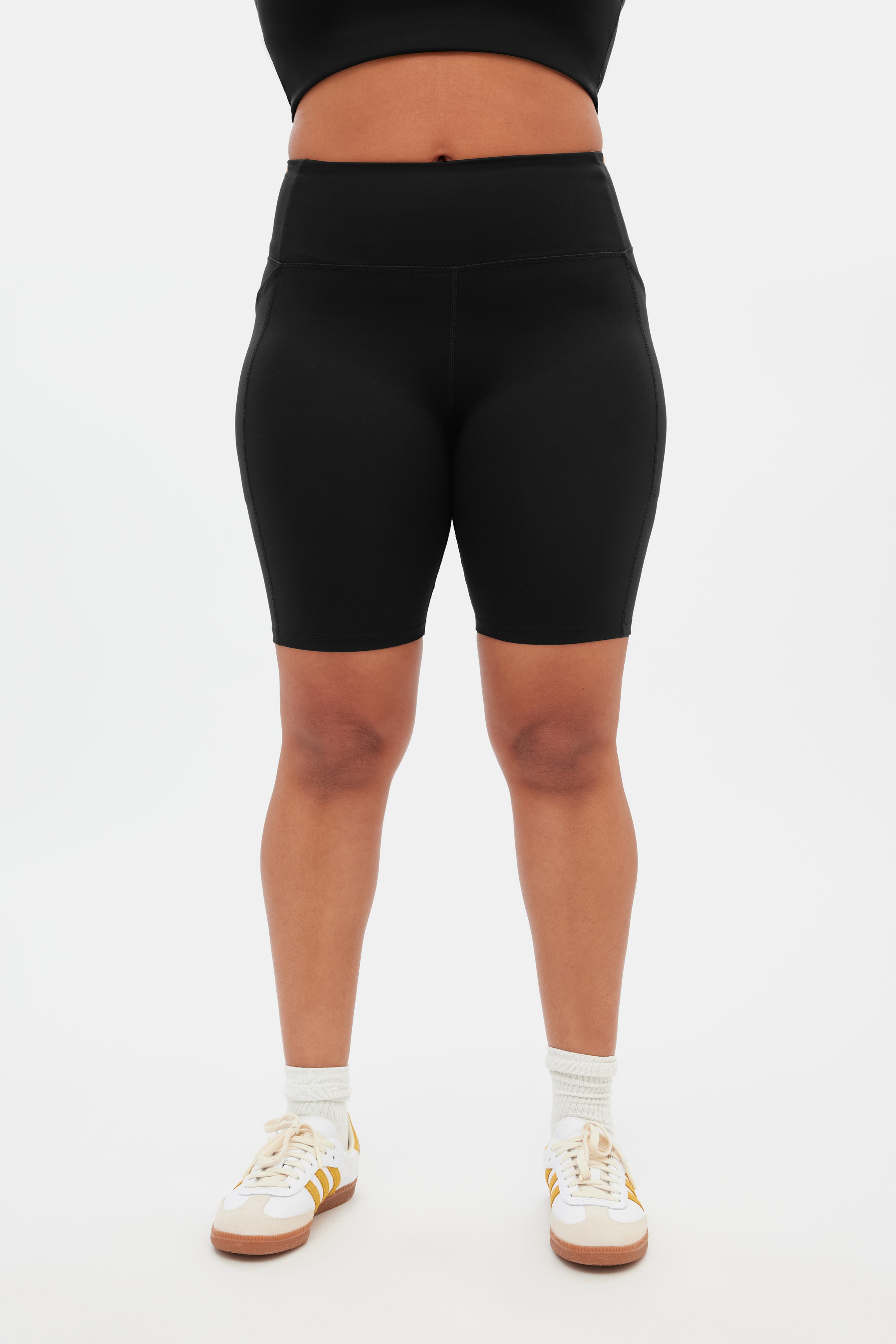 Short cycliste noir taille haute à poches