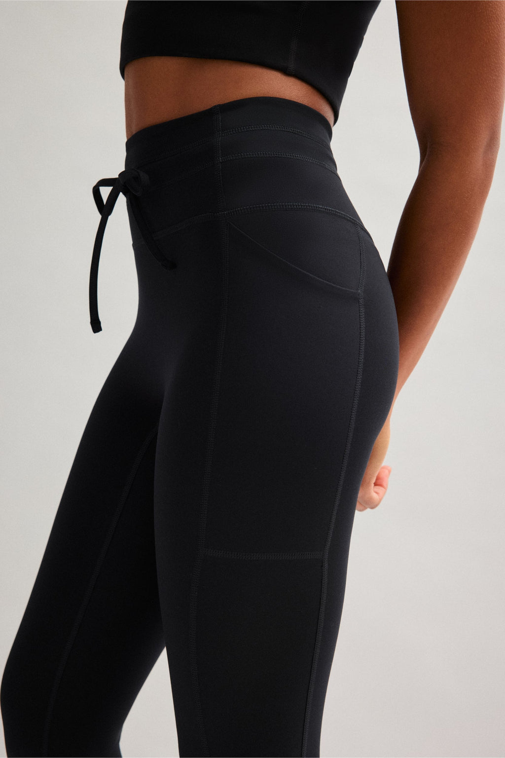 Legging noir compressif avec cordon de serrage et poches