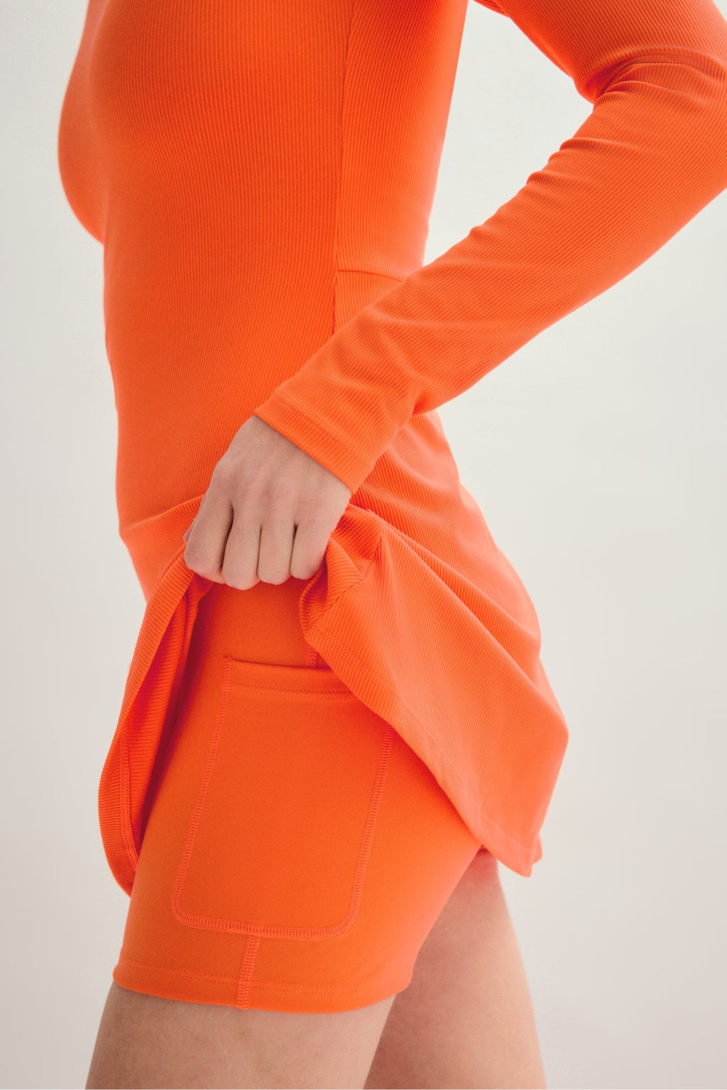 Robe courte à manches longues